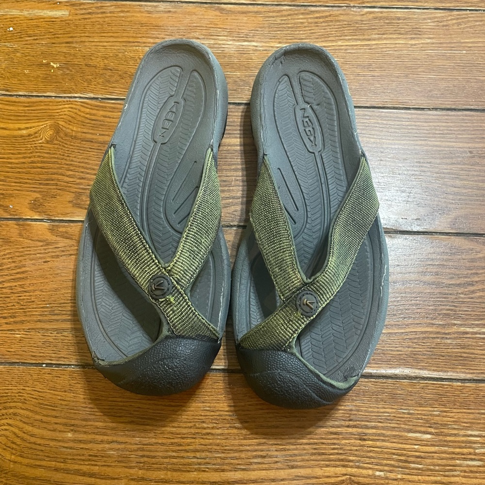KEEN Waimea Green Closed Toe Flip-Flop Sandals Women’s Size 9